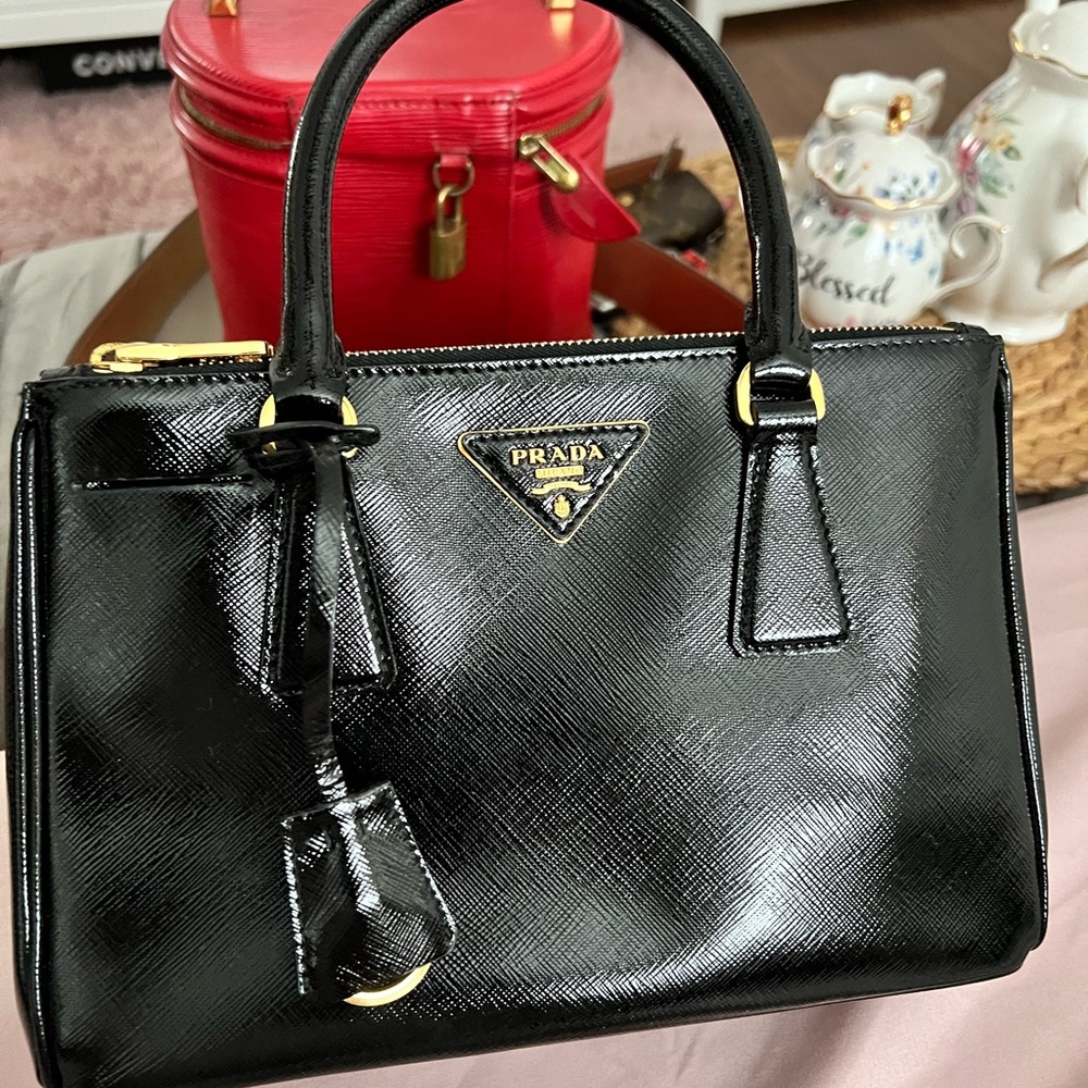 Prada small saffiano, 100 percent aunthentic in excellent condition
